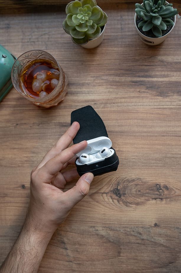 Minimal X Airpods Pro Kılıf - Siyah - El Yapımı & Gerçek Deri - Minimalist Tasarım - 3