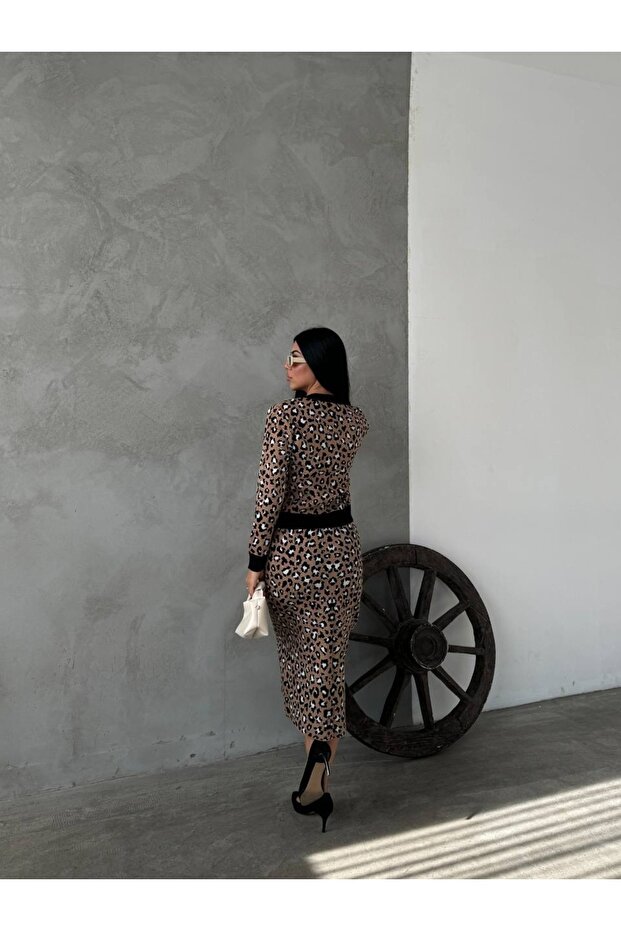 طقم تنورة برقبة على شكل حرف V مع أزرار بنمط الفهد - 4