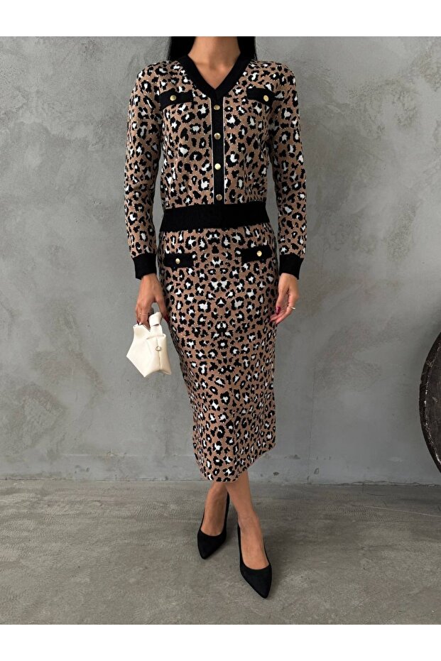 طقم تنورة برقبة على شكل حرف V مع أزرار بنمط الفهد - 3