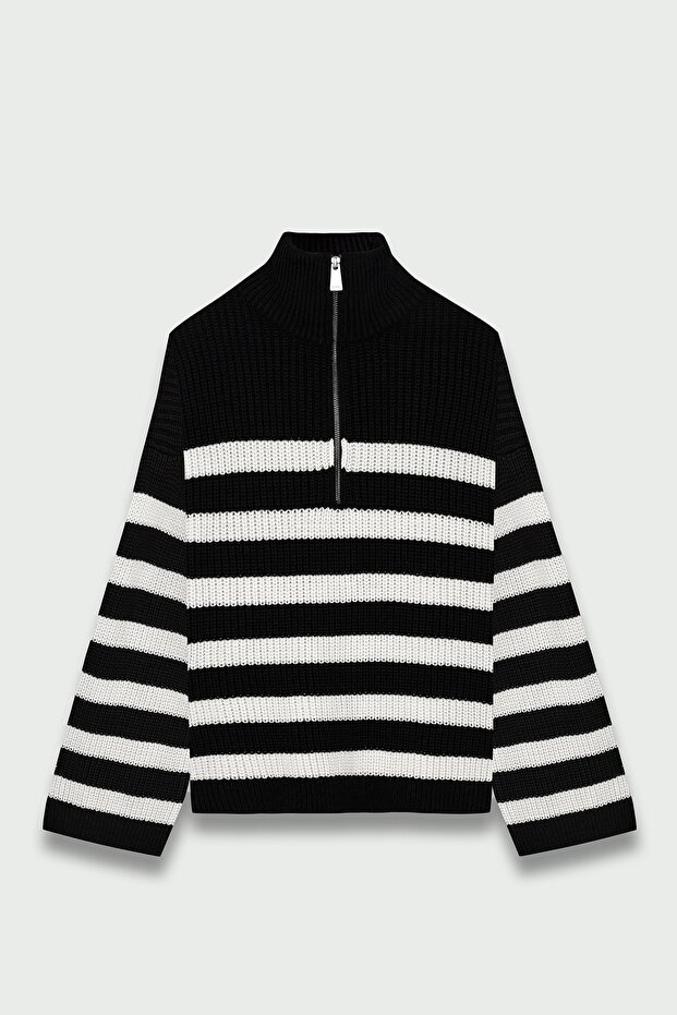 Gestreifter Strickpullover mit hohem Kragen - 8