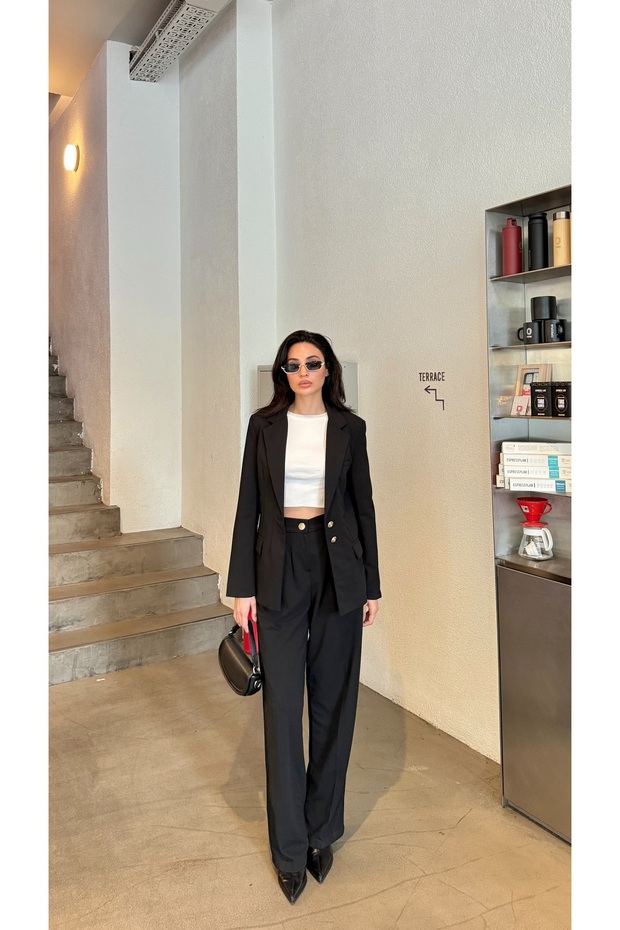 طقم بنطلون جاكيت بأزرار ذهبية - 4