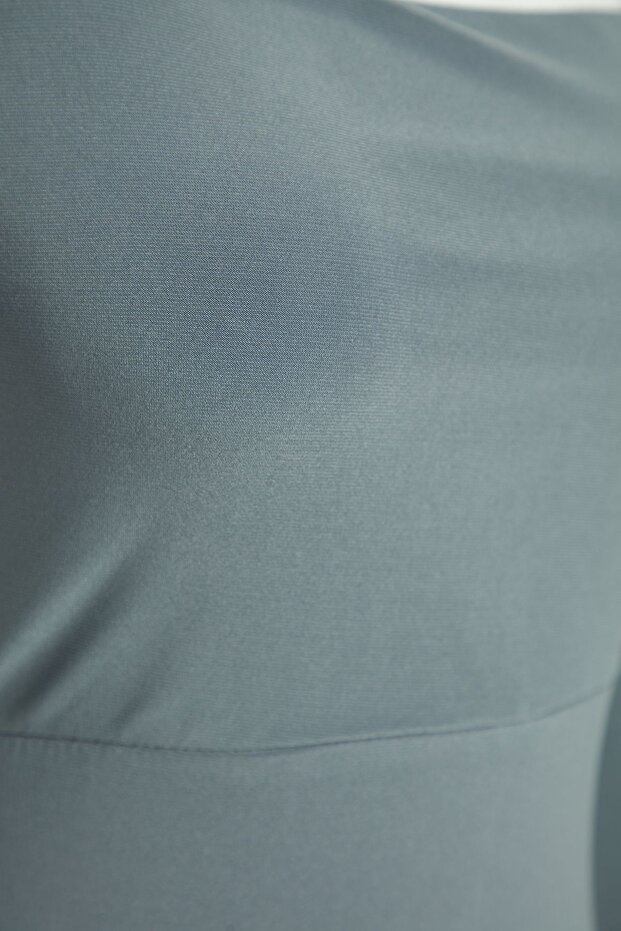 Ciemnoszara dopasowana sukienka maxi z falbaną i kwadratowym dekoltem TWOAW24EL00613 - 9