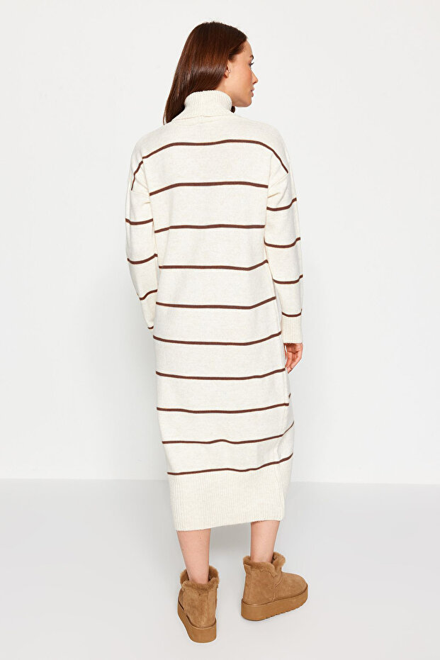 Sukienka maxi z szerokim wzorem i miękką fakturą z dzianiny Stone TWOAW24EL00056 - 5