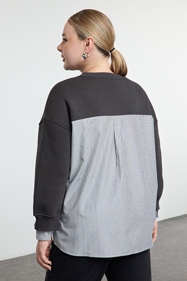 Antrasit Oversize Fit Alttan Gömlek Çıkma Görünümlü Örme Büyük Beden Sweatshirt TBBAW25AO00000 - 9