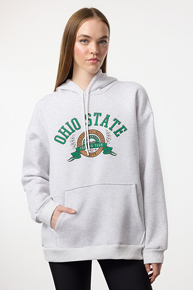 Gri Melanj Kalın İçi Polarlı Slogan Baskılı Kapuşonlu Örme Sweatshirt TWOAW25SW00322 - 1