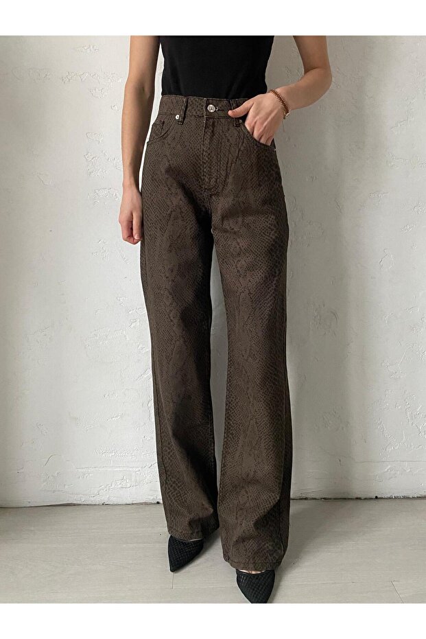 جينز مستقيم منقوش باللون البني - 1