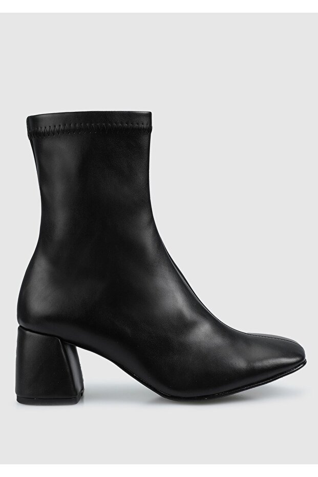 Siyah Kadın Bot - 1
