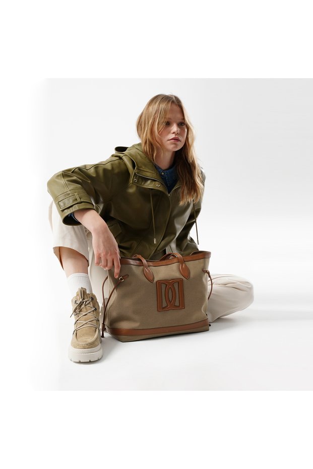 Mada Ten Women's Logo Shoulder Bag
