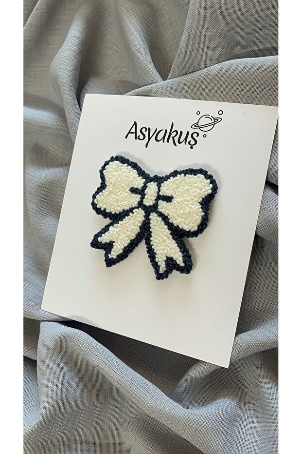 مشبك تلقائي مطرز يدويًا على شكل فيونكة من Efsarstudio - 3