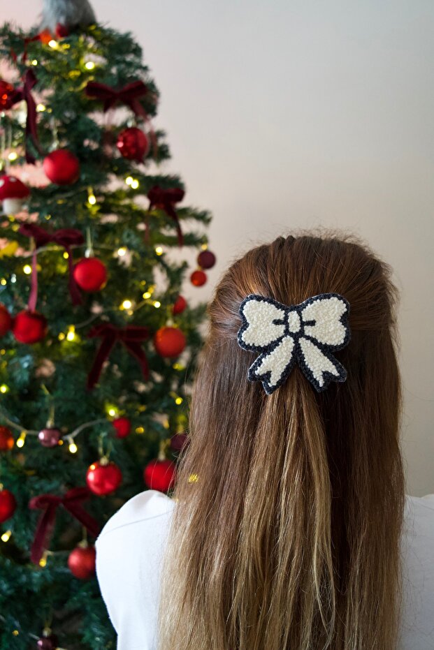 مشبك تلقائي مطرز يدويًا على شكل فيونكة من Efsarstudio - 1