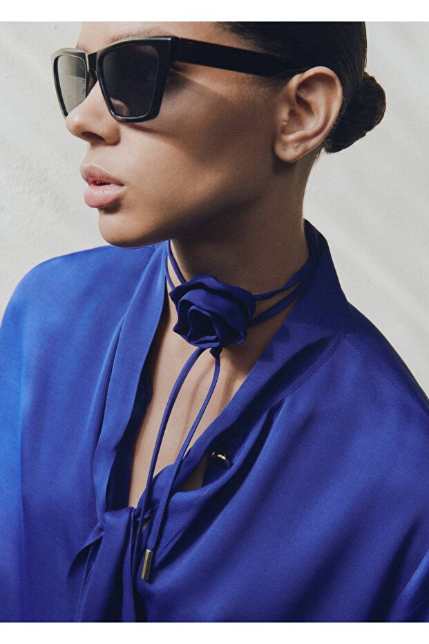 Saten çiçekli chocker bluz - 5