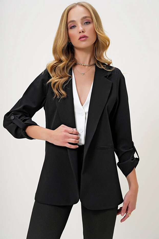 Schwarze Blazerjacke mit Stoffärmeln - 1