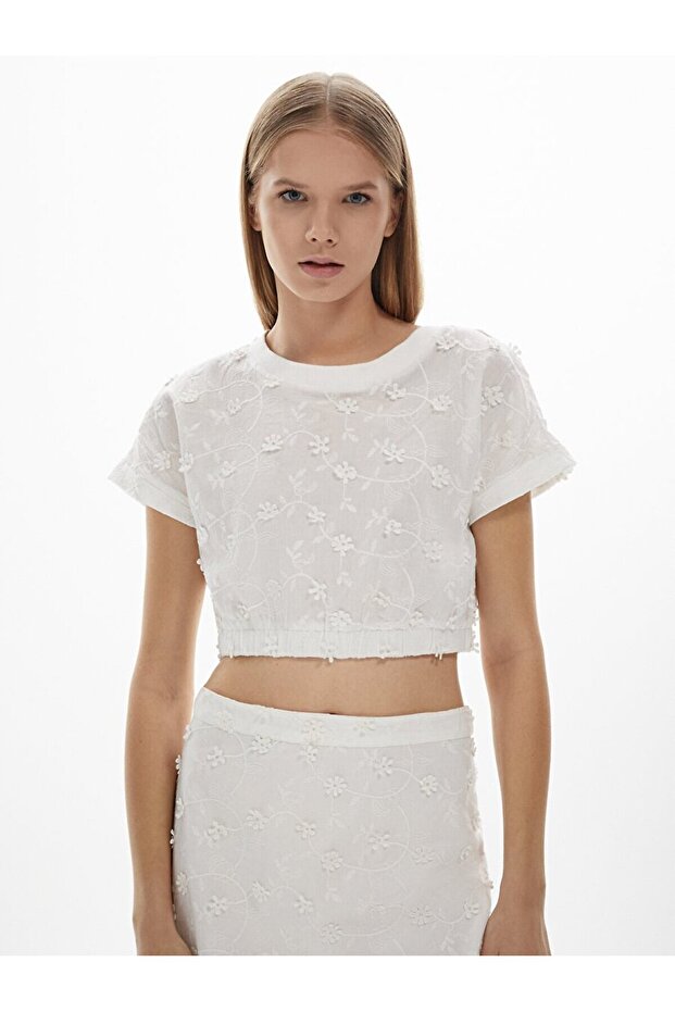 Işlemeli Crop Beyaz Bluz - 2
