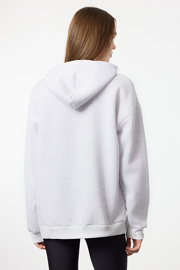 Gri Melanj Kalın İçi Polarlı Slogan Baskılı Kapuşonlu Örme Sweatshirt TWOAW25SW00322 - 5