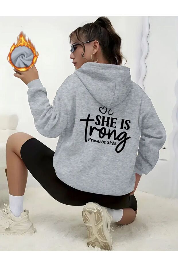سويت شيرت مطبوع بخيطين من She Is Trong