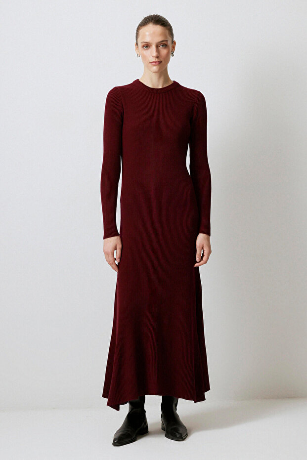 KNITTED STRAIGHT NECKLACE DRESS