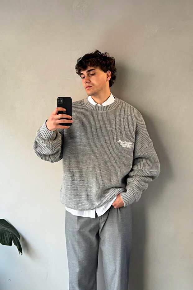 Minimal Embroidered Crew Neck Sweater Gray
