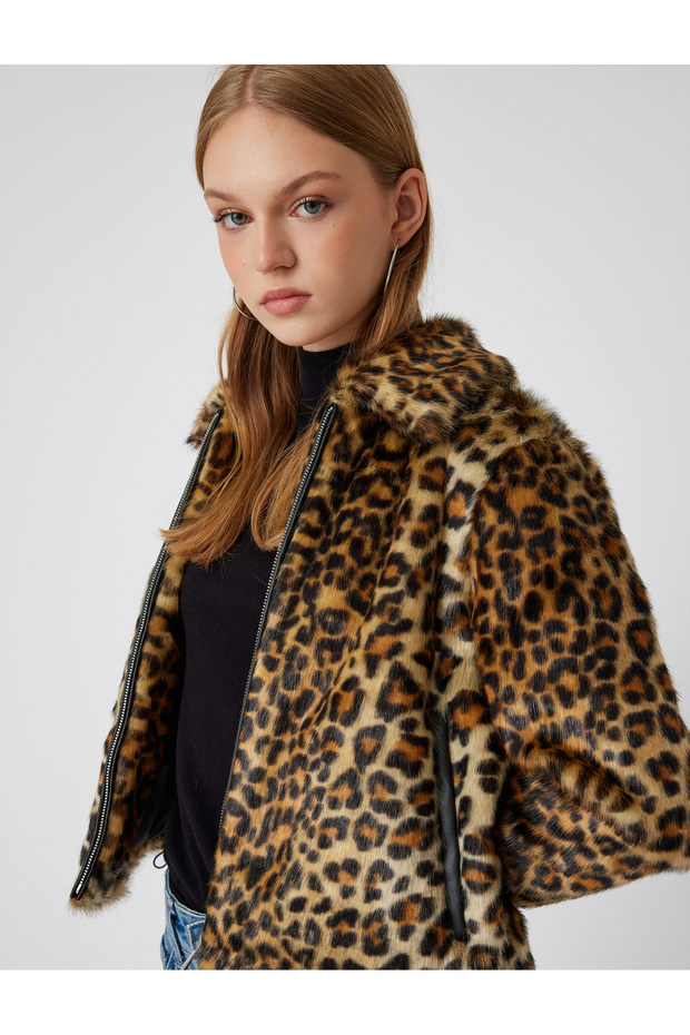 Faux Fur Jacket with Leopard Pattern, Zipper Pockets, Classic Collar
