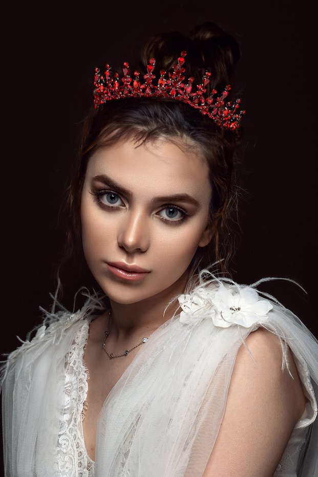 Bright Shuttle Jewelled Bridal Crown Costume Crown for Henna Night Red