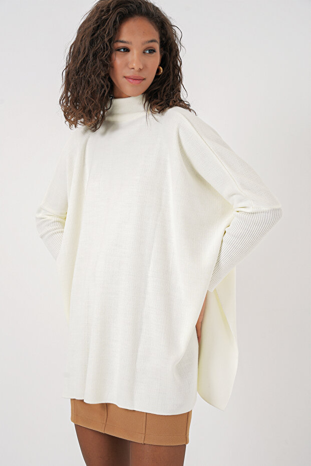 15783 Modell Weißer Poncho-Pullover mit Schlitz - 3