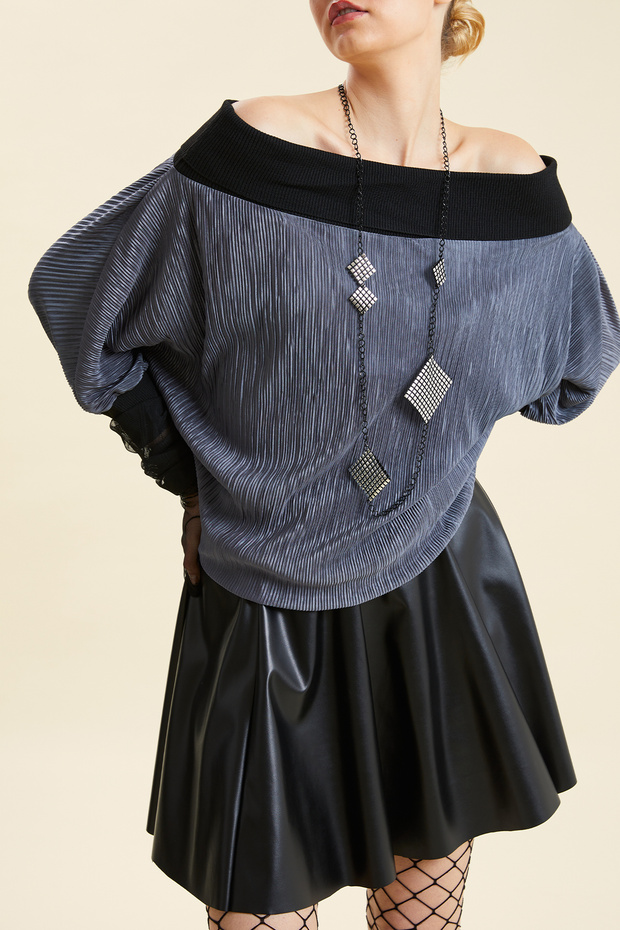 Kolyeli Geniş Yaka Pliseli Bluz - 2