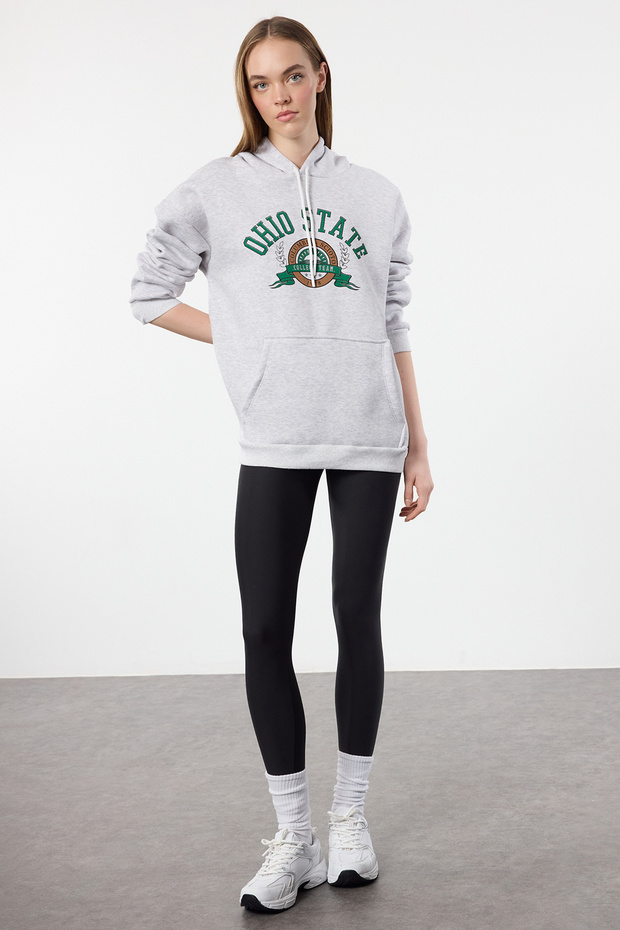 Gri Melanj Kalın İçi Polarlı Slogan Baskılı Kapuşonlu Örme Sweatshirt TWOAW25SW00322 - 2
