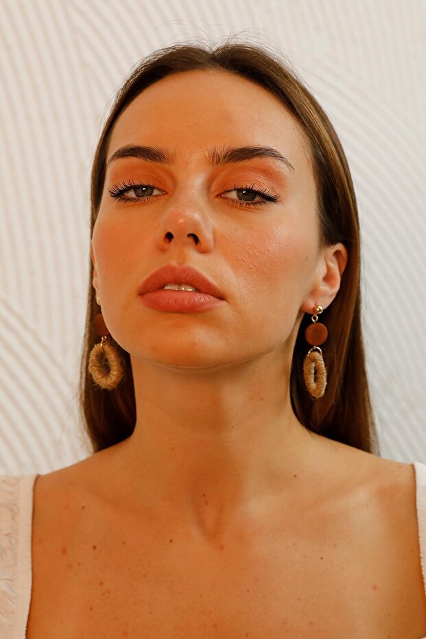 أقراط قش متدلية بيضاوية اللون باللون البني (5 سم) - 2