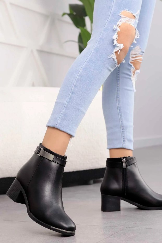 Cln 002 Metal Buckle Detailed Heeled Boots