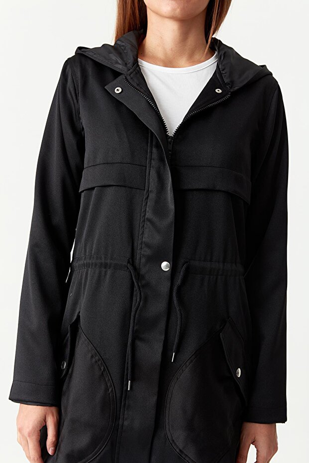 Kadın Kapüşonlu Parlak Kumaş Parka - 4