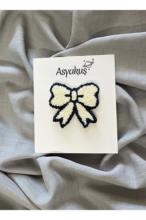 مشبك تلقائي مطرز يدويًا على شكل فيونكة من Efsarstudio - 2