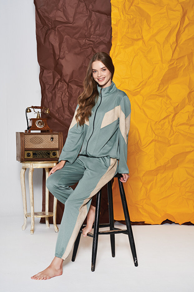 Women's Zippered Sleeves and Elastic Leg Pajamas Set