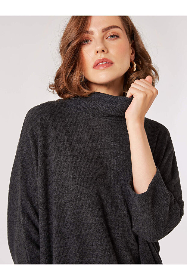 Kleid mit Wasserfallausschnitt und Cocoon-Muster - 3