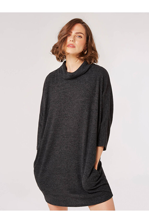 Kleid mit Wasserfallausschnitt und Cocoon-Muster - 1