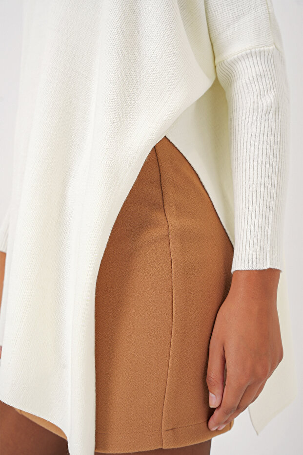 15783 Modell Weißer Poncho-Pullover mit Schlitz - 6