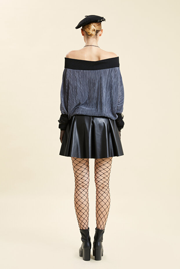 Kolyeli Geniş Yaka Pliseli Bluz - 3