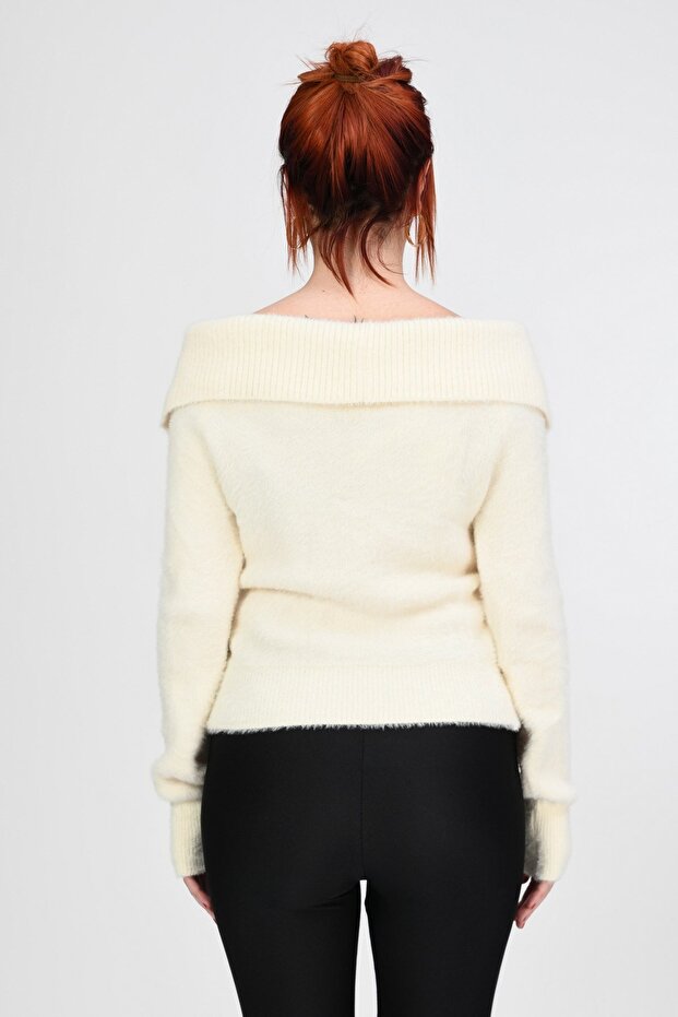 Devrik Yaka Peluş Kazak - Krem - 7