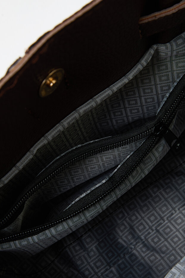 Ciemnobrązowa miękka zamszowa torba damska z uchwytem i krzyżowymi paskami TAKAW25OC00013 - 8