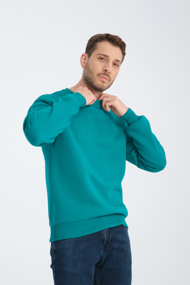 سويت شيرت رجالي أساسي ذو رقبة دائرية باللون الأخضر - 3