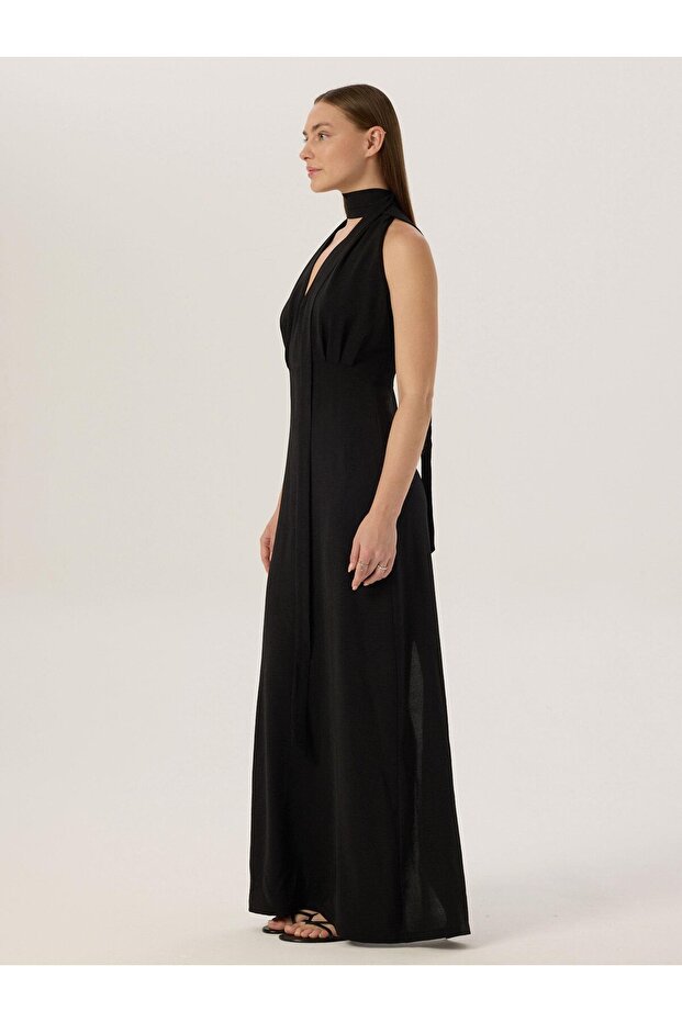 Önü Dekolteli Boyundan Askılı Uzun Elbise - Siyah - 2