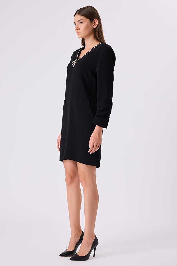 Fiyonk broşlu diz üstü elbise - 4