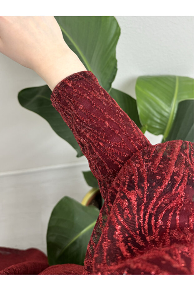 Večerní třpytivé třpytivé šaty s balonovým rukávem Soudce – vínové - 5