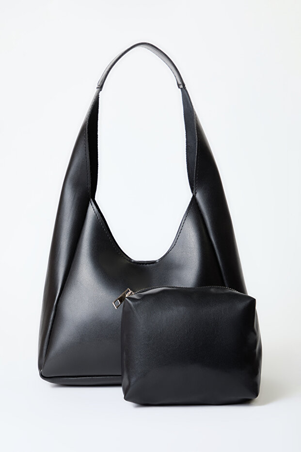 Czarna torebka damska o średniej wielkości z uchwytami TAKAW25OC00007 - 1