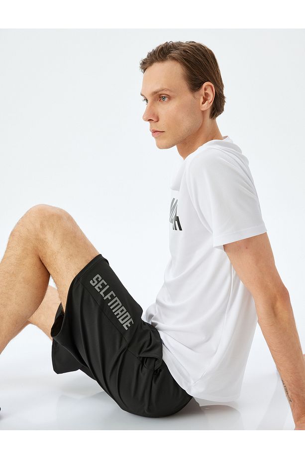 Beli Bağcıklı Cep Detaylı Slogan Baskılı Spor Şort - 1