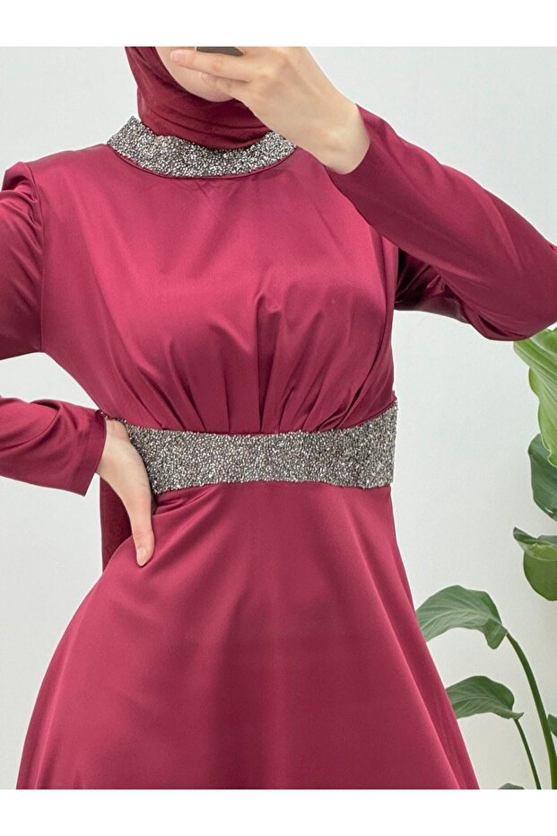 Saténové večerní šaty s kamennými detaily - vínové s výstřihem a pasem - 4