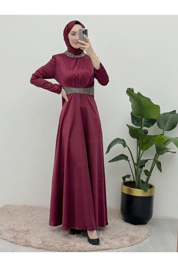 Saténové večerní šaty s kamennými detaily - vínové s výstřihem a pasem - 1