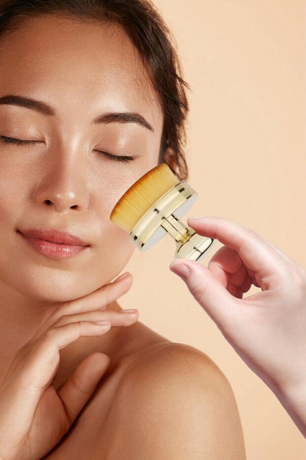 ®   فرشاة كريم أساس ذهبية كبيرة احترافية ذات مقبض عملي واسع - 2