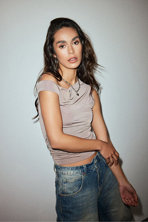 بلوزة بدون أكمام مع تفاصيل رباط على الكتف - 6