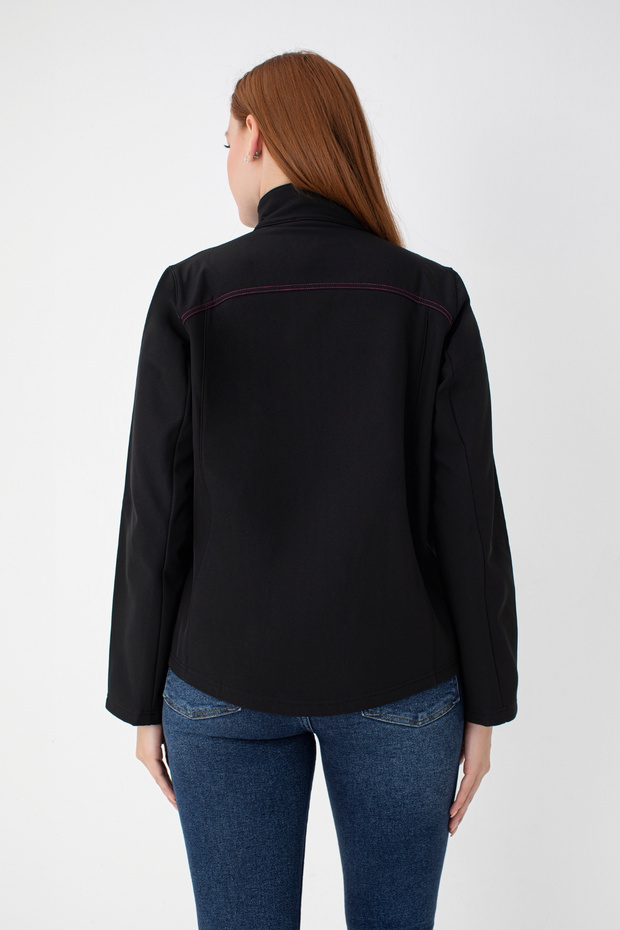 Kadın Siyah Softshell Mont – 2 Cepli, Pembe Çizgi Detaylı, Su İtici Kumaş ve Özel Doku - 6