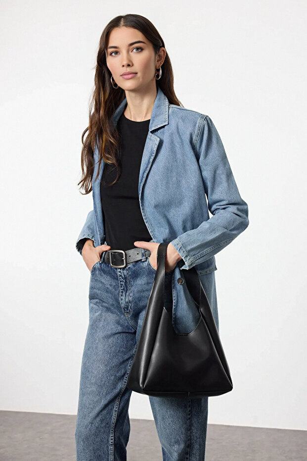 Czarna torebka damska o średniej wielkości z uchwytami TAKAW25OC00007 - 2