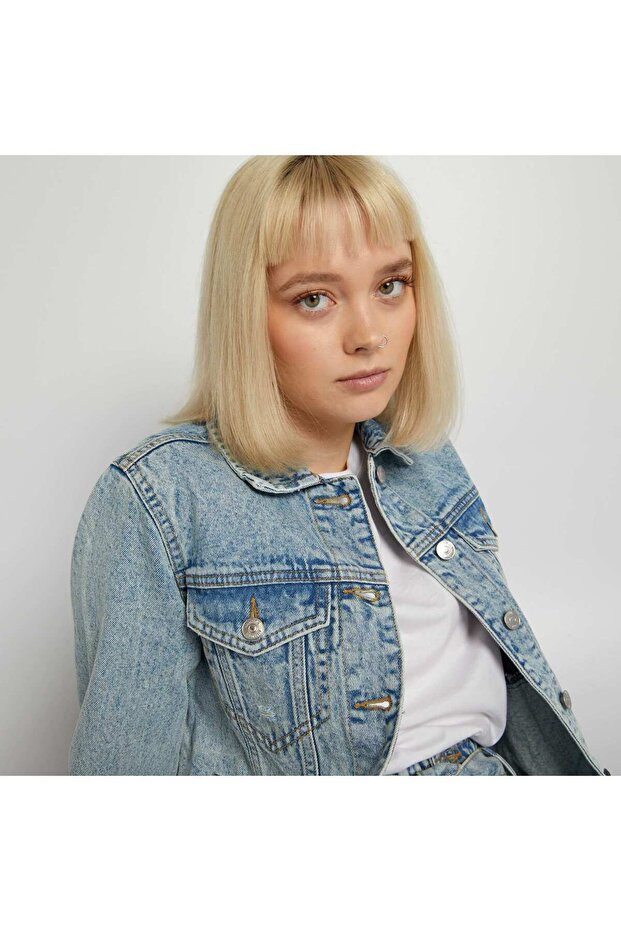 سترة جينز قصيرة باللون الأزرق - 2